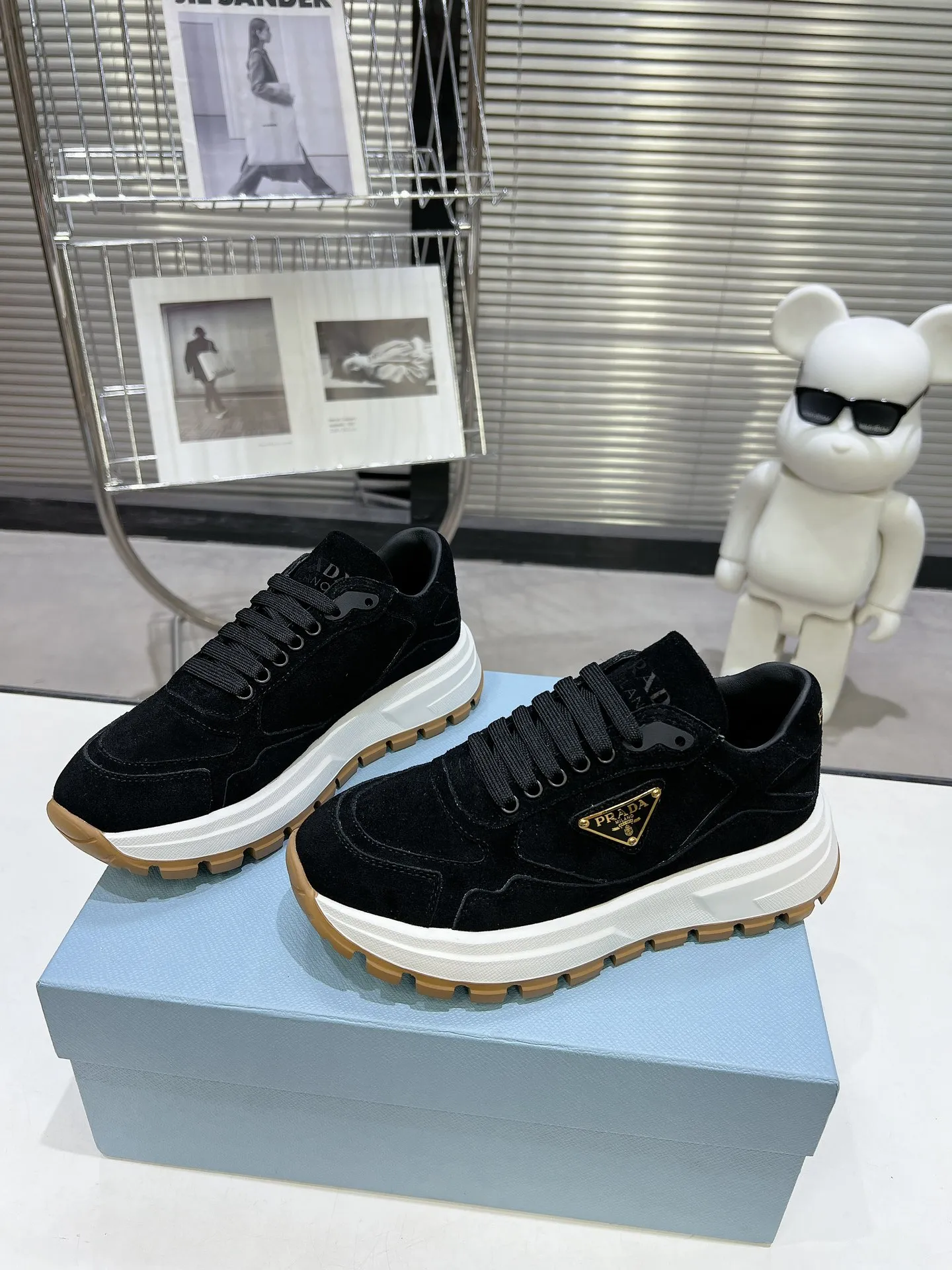 👟👟Ex-factory price 580👟👟 PRADA ²⁰²4 𝐬𝐬Prada’s new product comes with strength! ❣️Many Internet celebrities have the same style, fashionable and versatile nice items, original shoes are developed and purchased from Italian counters, and are reproduced 1:1 according to the original taste. This year’s theme is not to be defined, embodying texture through simplicity💛From thick-soled sneakers to zigzag short boots to 2024 flat shoes, everything reveals a sure-fire momentum...combining gentleness and handsomeness, the finishing touch for women❤️ The top-grade open-edge beaded cowhide with imported cowhide triangle logo is consistent with the original version, the wear-resistant and ultra-light two-color outsole, and the sheepskin lining are breathable and comfortable. ⚛Size: Women's 34-40 ⚛Size: Men's 39-45 Original packaging accessories. ⚛